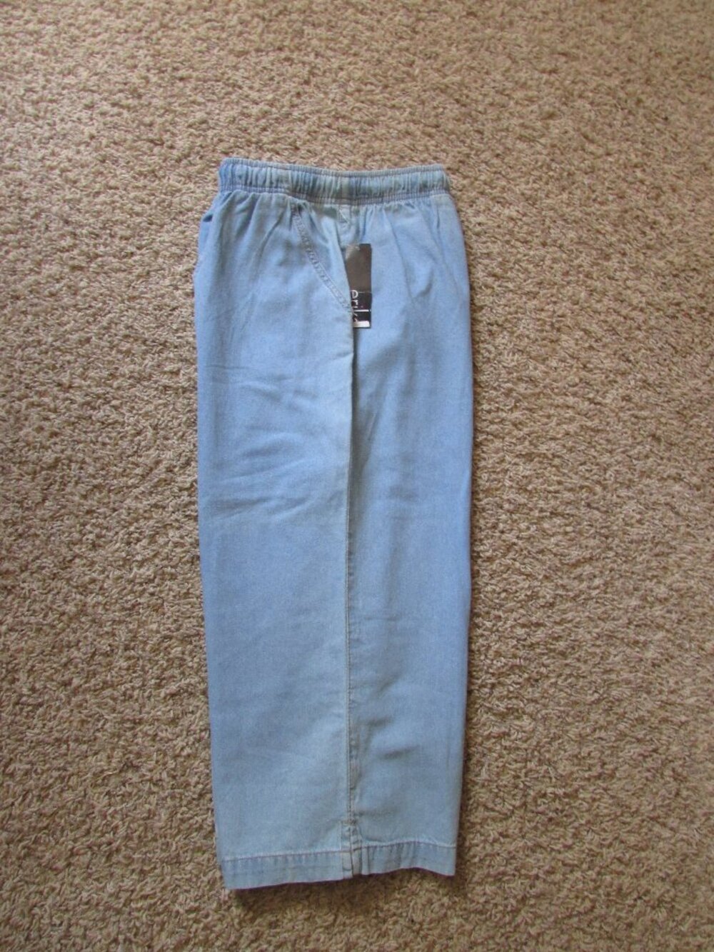 NWT Erika Medium Blue Denim Elastic Waist Pull On Capri Jeans Pockets
